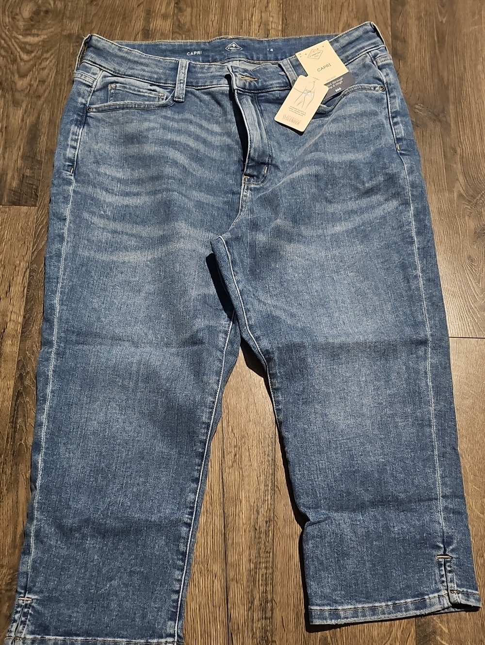 NWT St. John Bay's Capri Jeans Mid Rise Size 14 Fitted Women Tummy Control